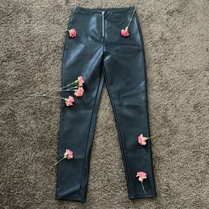 Pantalón de cuero talla M color negro